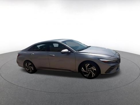 Used 2025 Hyundai Elantra Limited FWD image 2