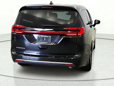 Used 2023 Chrysler Pacifica Touring-L FWD image 5