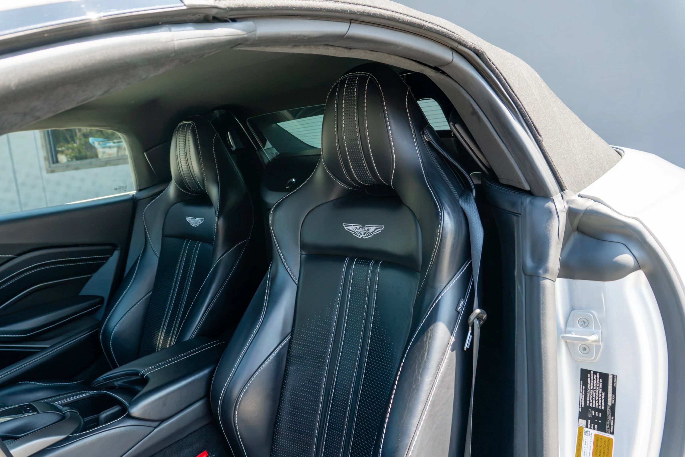 Used 2022 Aston Martin V8 Vantage Roadster RWD image 53