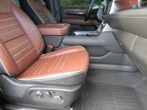 Used 2024 GMC Yukon XL Denali Ultimate image 9