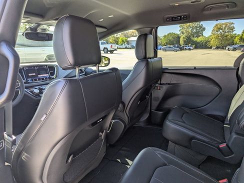 New 2026 Chrysler Pacifica Select FWD image 11