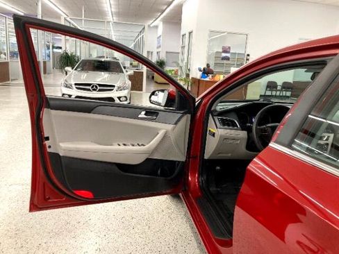 Used 2017 Hyundai Sonata SE image 29