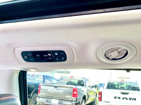Used 2022 Chrysler Pacifica Limited FWD image 19