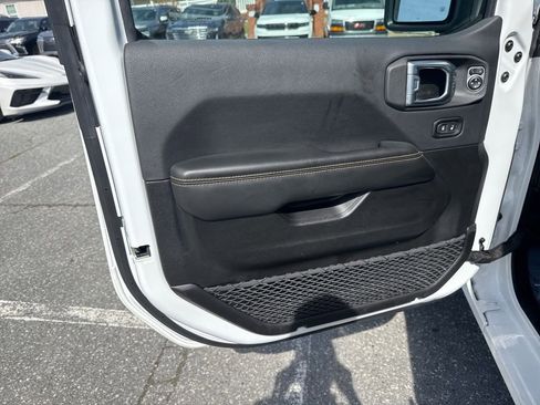 Used 2025 Jeep Wrangler Sahara image 24