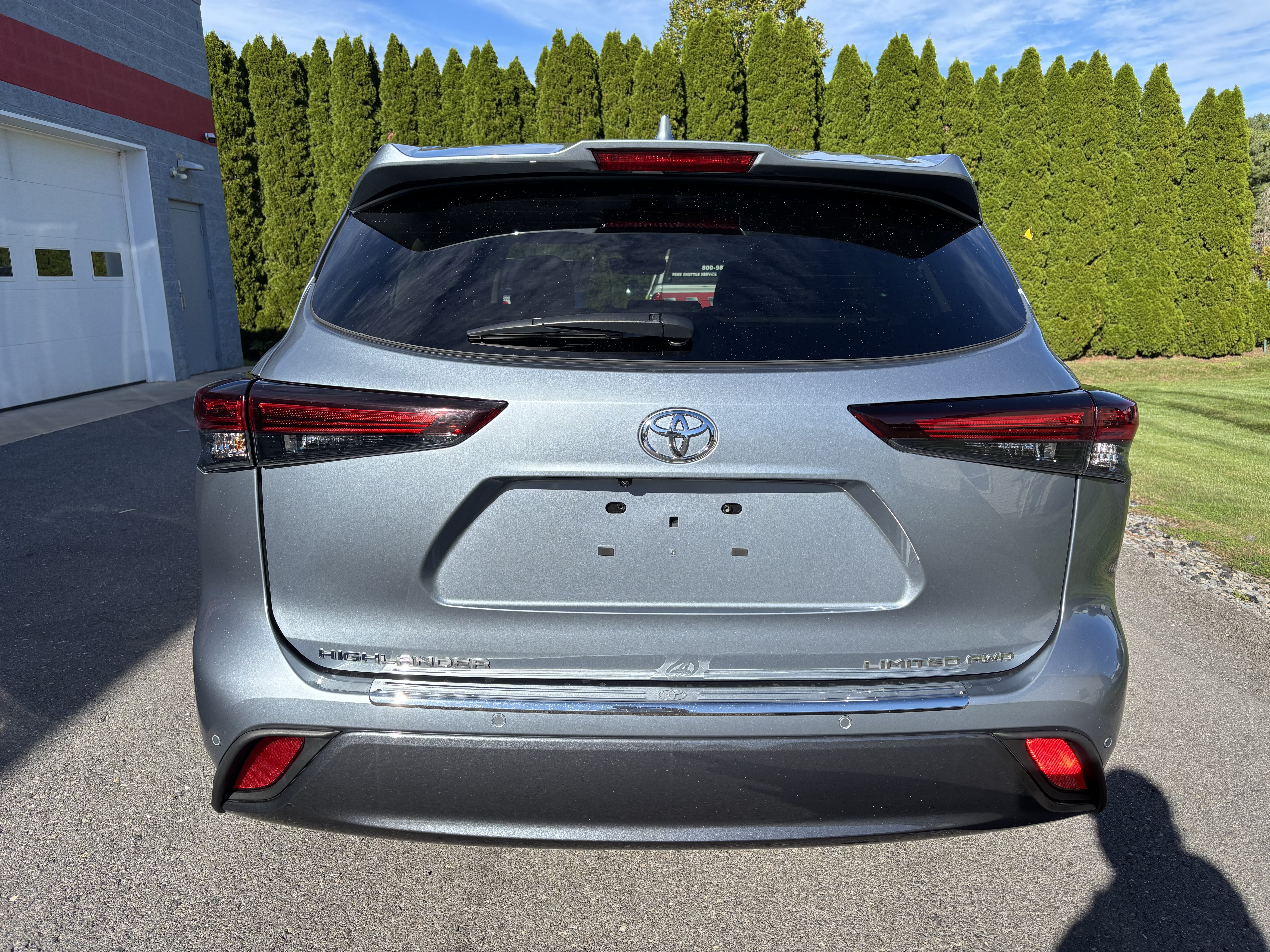 Used 2024 Toyota Highlander Limited AWD/4WD image 4