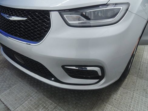 Used 2024 Chrysler Pacifica Limited FWD image 41