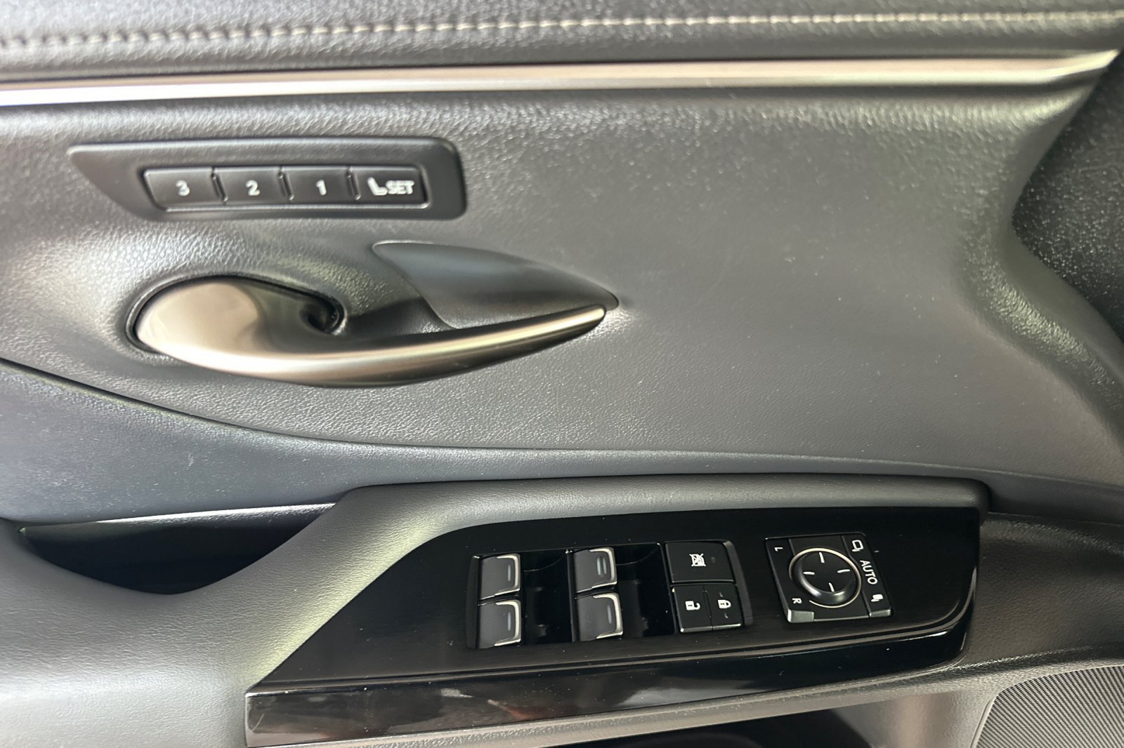 Certified 2024 Lexus ES 350 w/ Premium Package FWD image 8