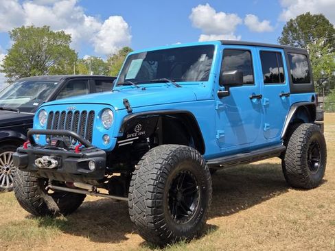 Used 2017 Jeep Wrangler Unlimited Rubicon w/ Connectivity Group AWD/4WD image 3