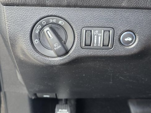 Used 2022 Dodge Challenger SXT w/ Driver Convenience Group RWD image 18