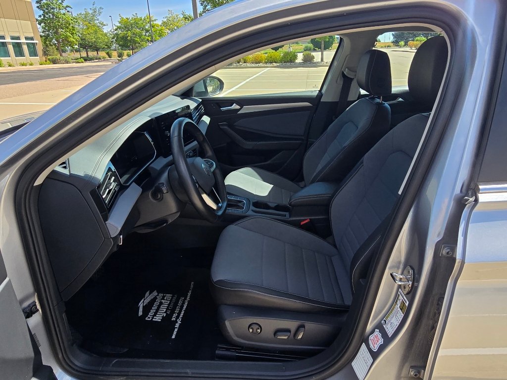 Used 2025 Volkswagen Jetta SE FWD image 13