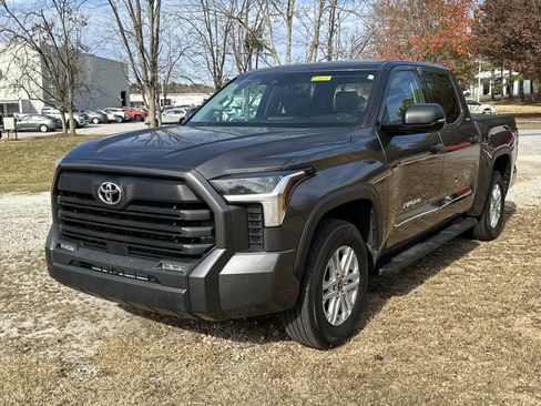 Used 2022 Toyota Tundra SR5 w/ Convenience Package image 1