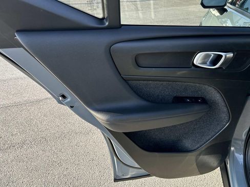 Used 2022 Volvo XC40 T5 Momentum image 22