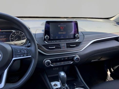 Used 2023 Nissan Altima 2.5 SV image 9