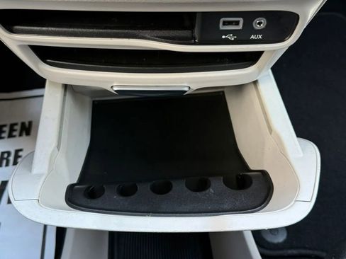 Used 2018 Chrysler Pacifica Touring-L FWD image 29