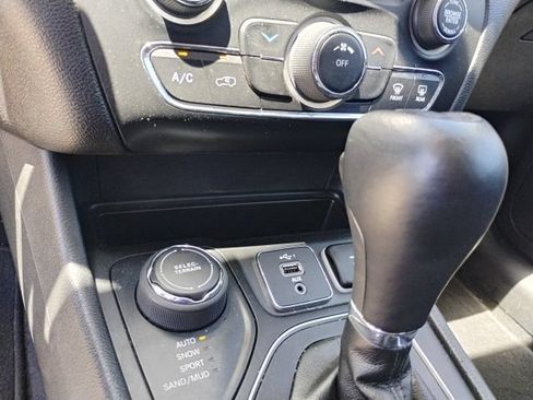 Used 2019 Jeep Cherokee Latitude Plus AWD/4WD image 19