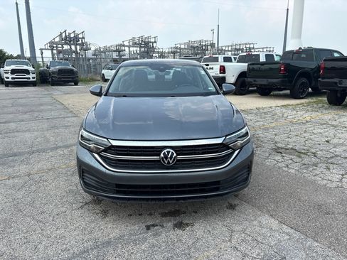 Used 2024 Volkswagen Jetta SE FWD image 2