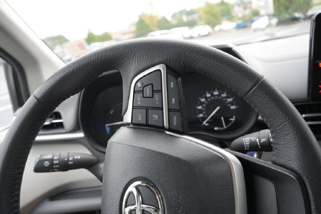 Used 2024 Toyota Sienna XLE FWD image 30