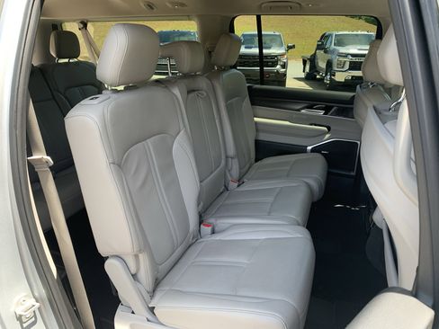 Used 2024 Jeep Wagoneer L Series II w/ Flexible Seating Group AWD/4WD image 38