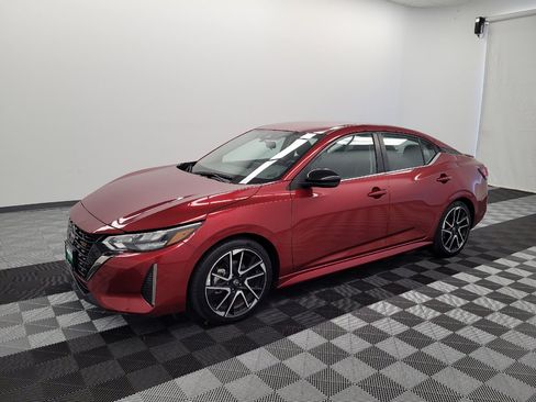 Used 2025 Nissan Sentra SR FWD image 2