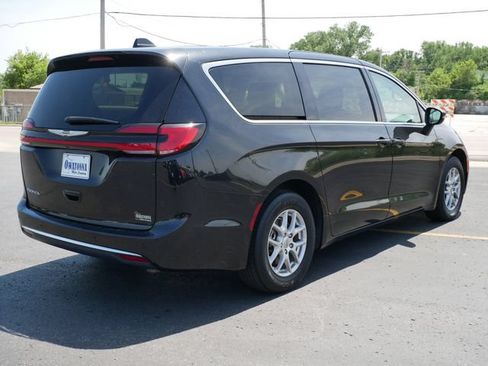 Used 2023 Chrysler Pacifica Touring-L FWD image 4