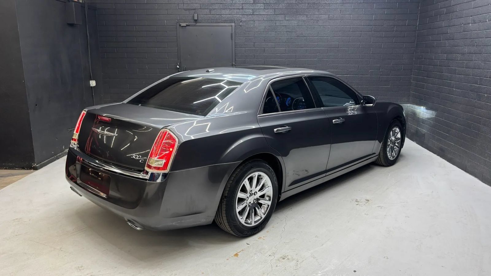 Used 2013 Chrysler 300 C RWD image 4