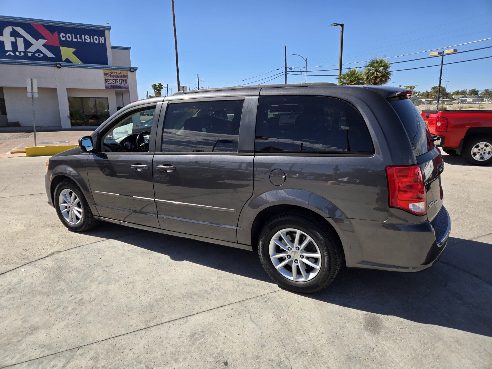 Used 2016 Dodge Grand Caravan SXT w/ UConnect Hands-Free Group FWD image 3