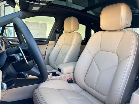 Certified 2026 Porsche Macan AWD/4WD image 5