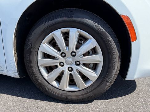 Used 2021 Chrysler Voyager L FWD image 5