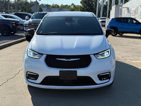 Used 2025 Chrysler Pacifica Select FWD image 3