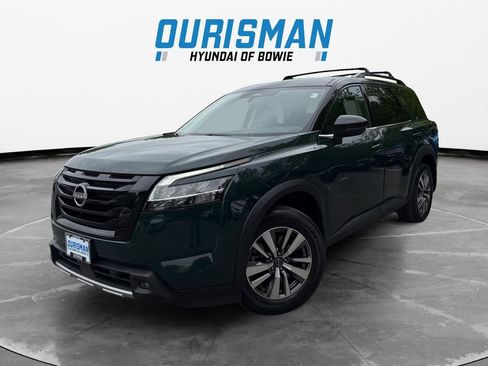 Used 2023 Nissan Pathfinder SL w/ Black Appearance Package AWD/4WD image 2