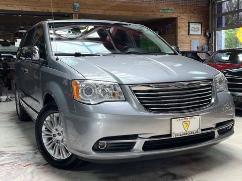 Used 2015 Chrysler Town & Country Limited Platinum FWD image 4