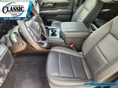 Used 2025 Chevrolet Suburban Premier RWD image 14