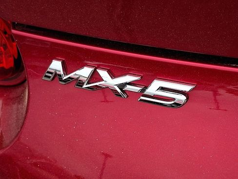 Used 2018 MAZDA MX-5 Miata RF Club RWD image 30