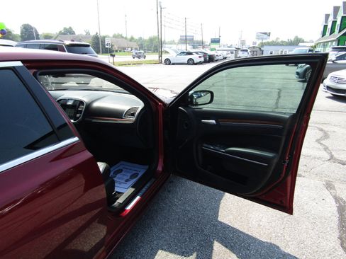 Used 2017 Chrysler 300 C Platinum image 27