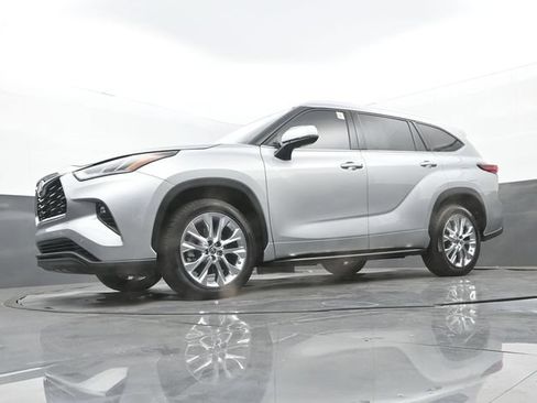 Used 2021 Toyota Highlander Limited FWD image 26