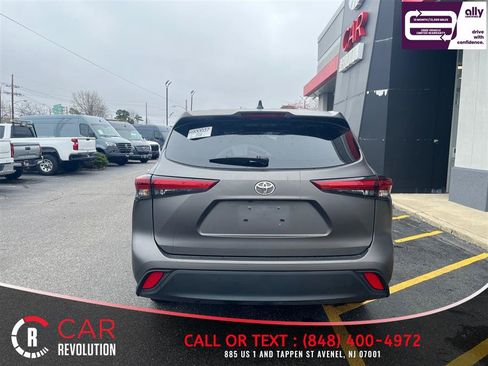 Used 2023 Toyota Highlander LE AWD/4WD image 5