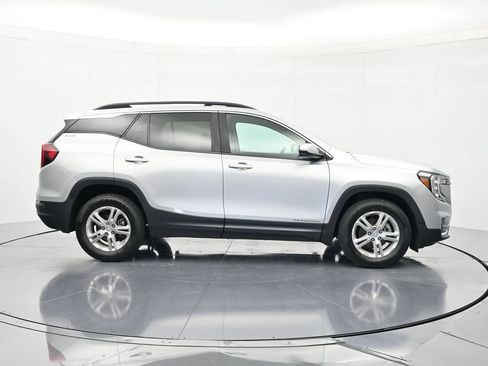 Used 2022 GMC Terrain SLE w/ Driver Convenience Package FWD image 4