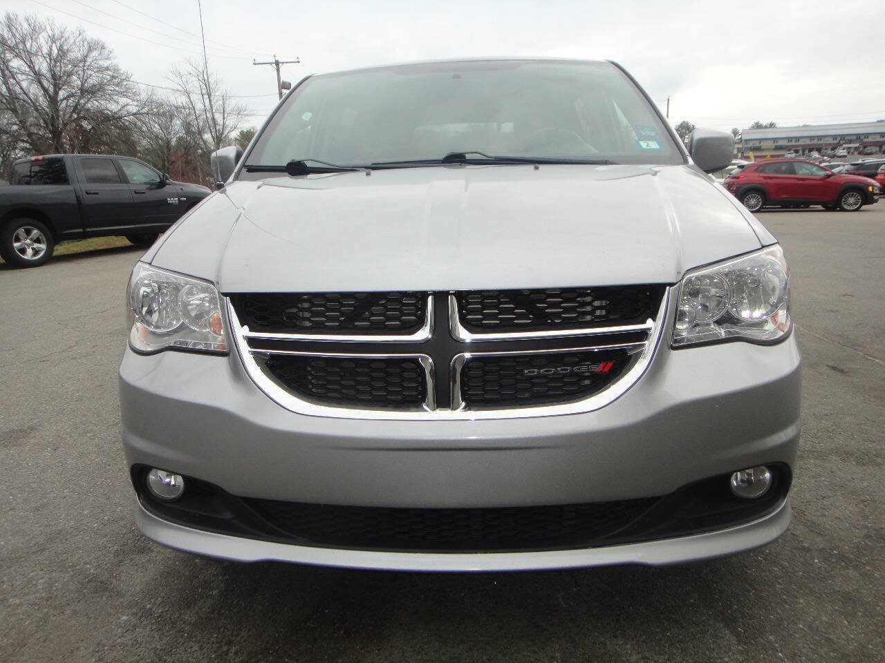 Used 2018 Dodge Grand Caravan SXT FWD image 2