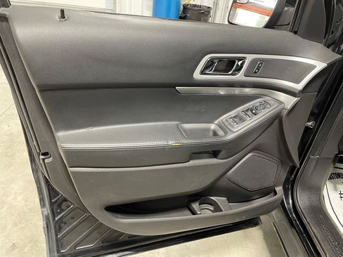 Used 2014 Ford Explorer XLT w/ Equipment Group 202A AWD/4WD image 12
