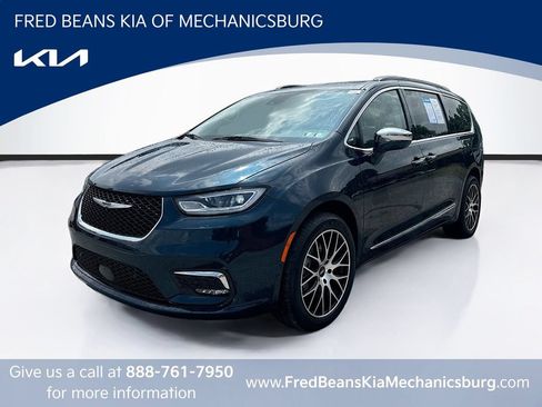 Used 2022 Chrysler Pacifica Limited w/ Uconnect Theater Family Group AWD/4WD image 3