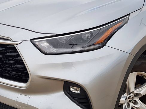 Used 2021 Toyota Highlander LE FWD image 9