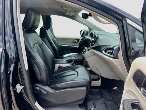 Used 2023 Chrysler Pacifica Touring-L FWD image 28