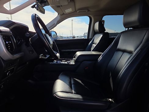 Used 2024 Ford Expedition XLT image 17