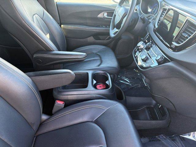 Used 2025 Chrysler Pacifica Select FWD image 12