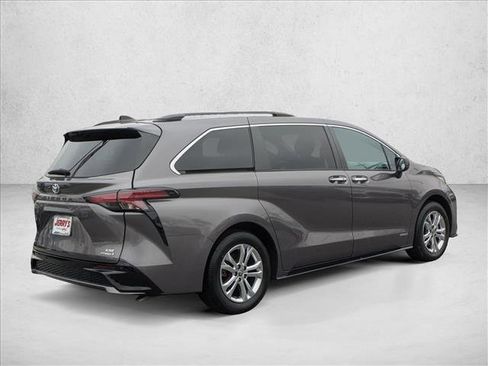 Used 2021 Toyota Sienna XSE image 8