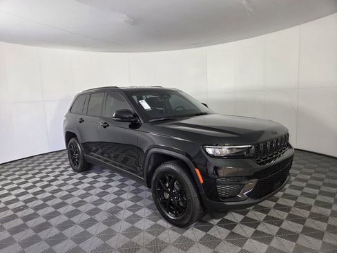 Used 2025 Jeep Grand Cherokee Altitude image 2