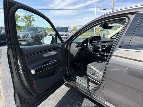 Used 2025 Genesis GV70 2.5T AWD/4WD image 18