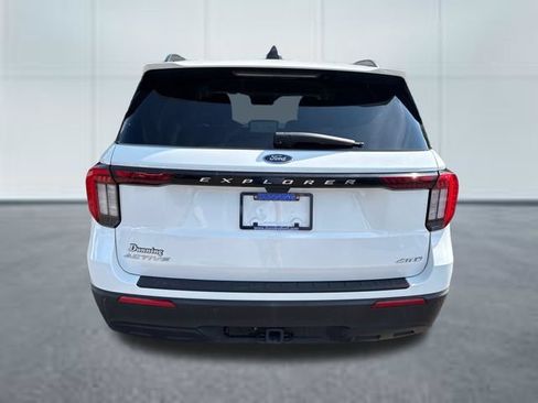 Used 2025 Ford Explorer Active AWD/4WD image 3
