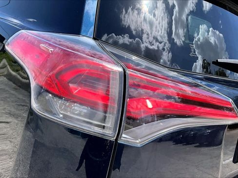 Used 2018 Toyota RAV4 Limited FWD image 29
