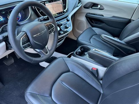Used 2024 Chrysler Pacifica Select image 10